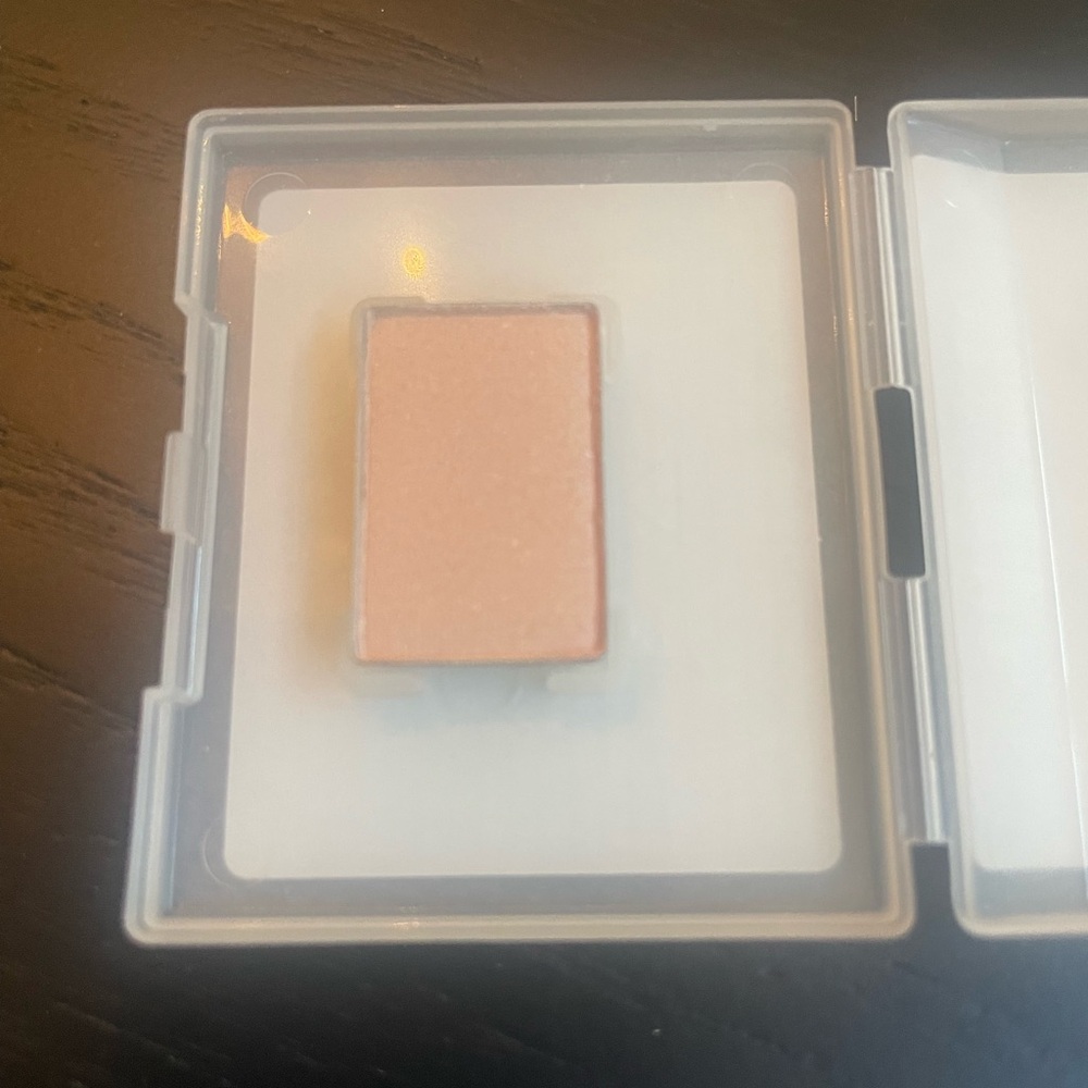 COPY - Mary Kay Spun Silk Mineral Eyeshadow - Soft Cream - Picture 3 of 6